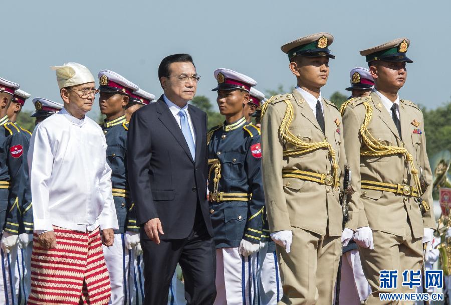 11月14日，國務(wù)院總理李克強(qiáng)在內(nèi)比都同緬甸總統(tǒng)吳登盛舉行會(huì)談。這是會(huì)談前，吳登盛在緬甸總統(tǒng)府前廣場為李克強(qiáng)舉行隆重的歡迎儀式。新華社記者 王曄 攝