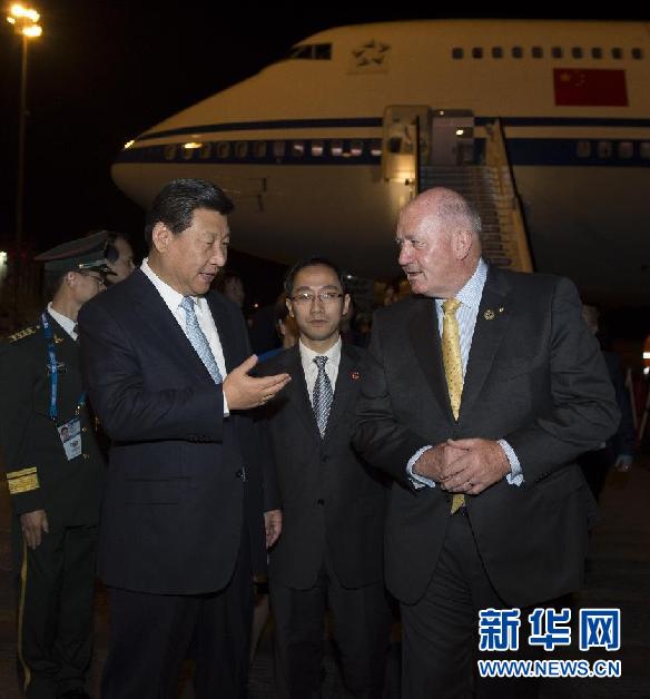 11月14日，中國國家主席習(xí)近平抵達(dá)布里斯班，出席二十國集團(tuán)領(lǐng)導(dǎo)人第九次峰會，并對澳大利亞進(jìn)行國事訪問。這是習(xí)近平在機(jī)場受到澳大利亞聯(lián)邦總督科斯格羅夫的迎接。新華社記者 李學(xué)仁 攝