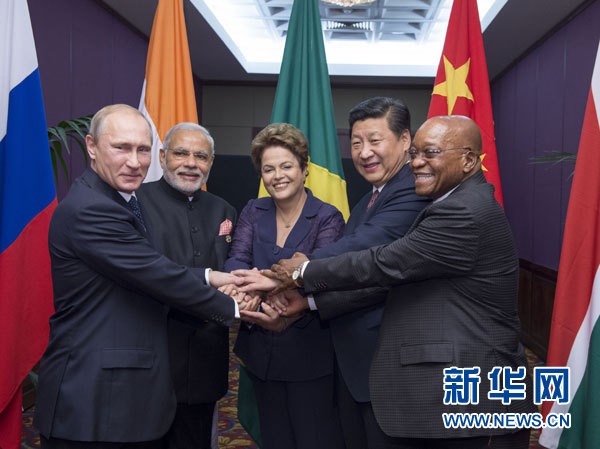11月15日，金磚國家領(lǐng)導(dǎo)人非正式會晤在澳大利亞布里斯班舉行，中國國家主席習(xí)近平、巴西總統(tǒng)羅塞夫、俄羅斯總統(tǒng)普京、印度總理莫迪、南非總統(tǒng)祖馬出席。這是五國領(lǐng)導(dǎo)人在會晤前合影。新華社記者李學(xué)仁攝