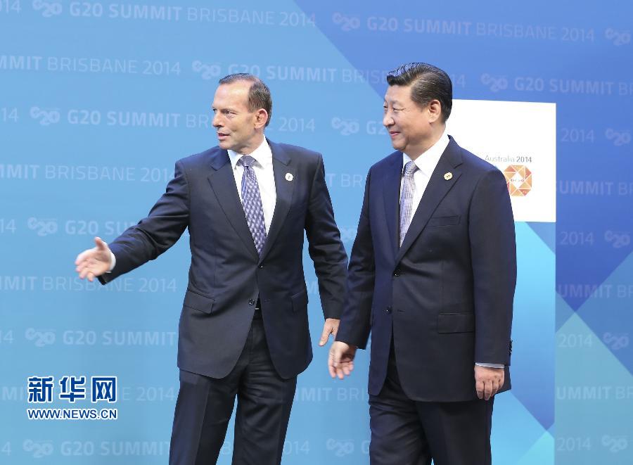 11月15日，二十國(guó)集團(tuán)領(lǐng)導(dǎo)人第九次峰會(huì)在澳大利亞布里斯班舉行。國(guó)家主席習(xí)近平出席會(huì)議并發(fā)表題為《推動(dòng)創(chuàng)新發(fā)展實(shí)現(xiàn)聯(lián)動(dòng)增長(zhǎng)》的重要講話。這是澳大利亞總理阿博特迎接習(xí)近平主席。 新華社記者 丁林 攝