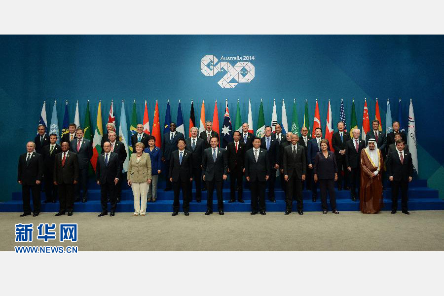 11月15日，二十國(guó)集團(tuán)領(lǐng)導(dǎo)人第九次峰會(huì)在澳大利亞布里斯班舉行。國(guó)家主席習(xí)近平出席會(huì)議并發(fā)表題為《推動(dòng)創(chuàng)新發(fā)展實(shí)現(xiàn)聯(lián)動(dòng)增長(zhǎng)》的重要講話。這是習(xí)近平主席同與會(huì)領(lǐng)導(dǎo)人合影。 新華社記者 馬占成 攝