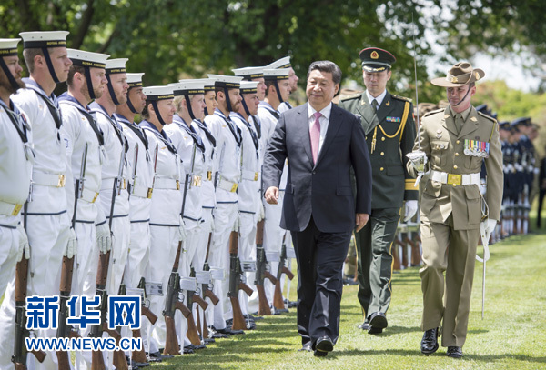 11月17日，中國(guó)國(guó)家主席習(xí)近平在堪培拉會(huì)見(jiàn)澳大利亞總督科斯格羅夫。會(huì)見(jiàn)前，科斯格羅夫在總督府草坪為習(xí)近平舉行隆重歡迎儀式。新華社記者謝環(huán)馳 攝 