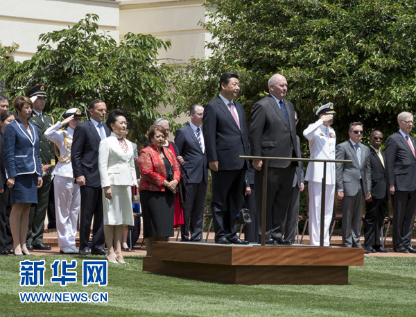 11月17日，中國(guó)國(guó)家主席習(xí)近平在堪培拉會(huì)見(jiàn)澳大利亞總督科斯格羅夫。會(huì)見(jiàn)前，科斯格羅夫在總督府草坪為習(xí)近平舉行隆重歡迎儀式。習(xí)近平和夫人彭麗媛抵達(dá)時(shí)，受到科斯格羅夫總督夫婦熱情迎接。新華社記者李學(xué)仁 攝 