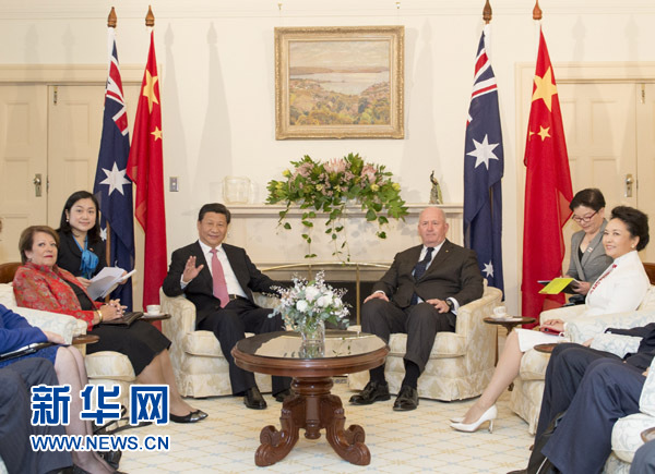 11月17日，中國(guó)國(guó)家主席習(xí)近平在堪培拉會(huì)見(jiàn)澳大利亞總督科斯格羅夫。會(huì)見(jiàn)前，科斯格羅夫在總督府草坪為習(xí)近平舉行隆重歡迎儀式。習(xí)近平和夫人彭麗媛抵達(dá)時(shí)，受到科斯格羅夫總督夫婦熱情迎接。新華社記者黃敬文 攝 