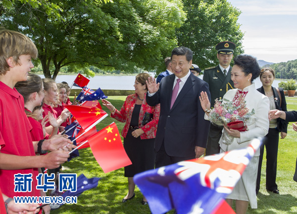 11月17日，中國(guó)國(guó)家主席習(xí)近平在堪培拉會(huì)見(jiàn)澳大利亞總督科斯格羅夫。會(huì)見(jiàn)前，科斯格羅夫在總督府草坪為習(xí)近平舉行隆重歡迎儀式。習(xí)近平和夫人彭麗媛抵達(dá)時(shí)，受到科斯格羅夫總督夫婦熱情迎接。新華社記者謝環(huán)馳 攝 