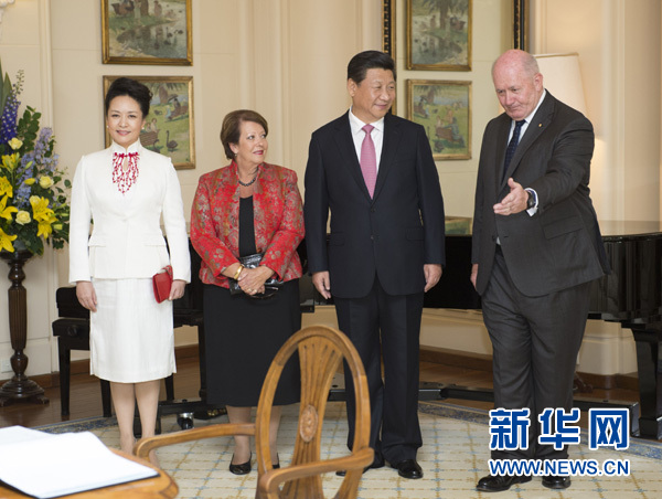 11月17日，中國(guó)國(guó)家主席習(xí)近平在堪培拉會(huì)見(jiàn)澳大利亞總督科斯格羅夫。會(huì)見(jiàn)前，科斯格羅夫在總督府草坪為習(xí)近平舉行隆重歡迎儀式。習(xí)近平和夫人彭麗媛抵達(dá)時(shí)，受到科斯格羅夫總督夫婦熱情迎接。新華社記者黃敬文 攝 