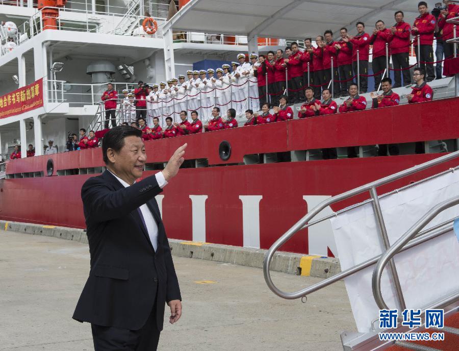 11月18日，正在澳大利亞塔斯馬尼亞州首府霍巴特訪問(wèn)的中國(guó)國(guó)家主席習(xí)近平在澳大利亞總理阿博特陪同下參觀南極科考項(xiàng)目并慰問(wèn)兩國(guó)科考人員。這是習(xí)近平在霍巴特港看望正在這里補(bǔ)給的&ldquo;雪龍&rdquo;號(hào)全體科考人員。新華社記者李學(xué)仁攝 