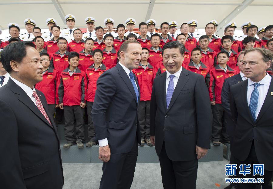 11月18日，正在澳大利亞塔斯馬尼亞州首府霍巴特訪問(wèn)的中國(guó)國(guó)家主席習(xí)近平在澳大利亞總理阿博特陪同下參觀南極科考項(xiàng)目并慰問(wèn)兩國(guó)科考人員。新華社記者李學(xué)仁攝 