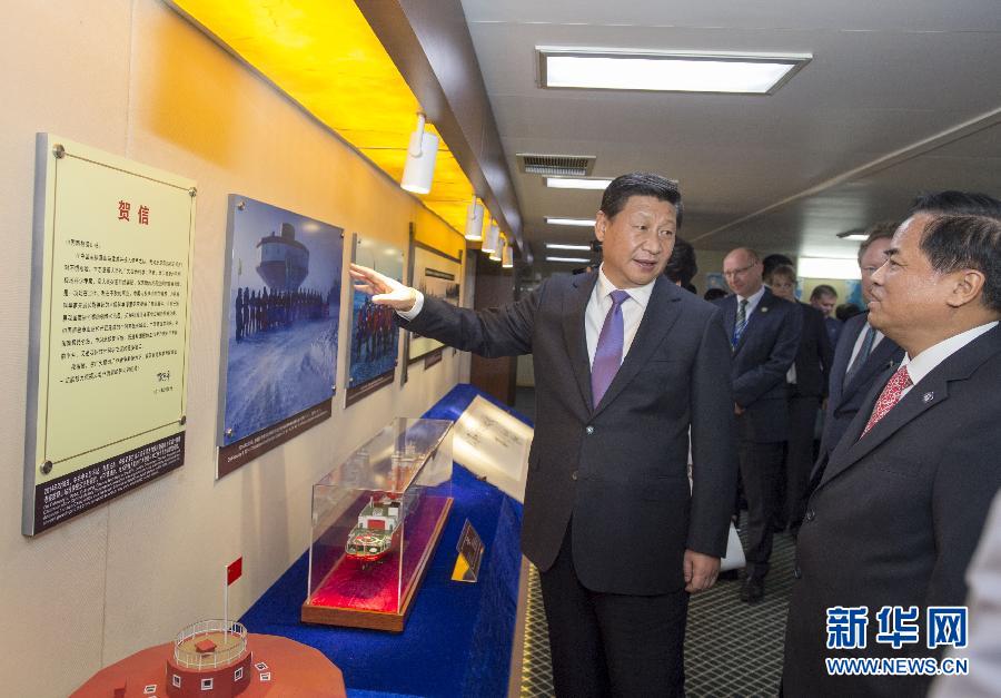 這是習(xí)近平參觀中國(guó)極地考察30周年圖片展。新華社記者李學(xué)仁攝 