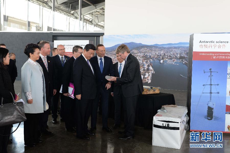 這是習(xí)近平和阿博特觀看采集的冰樣。新華社記者 馬占成 攝 