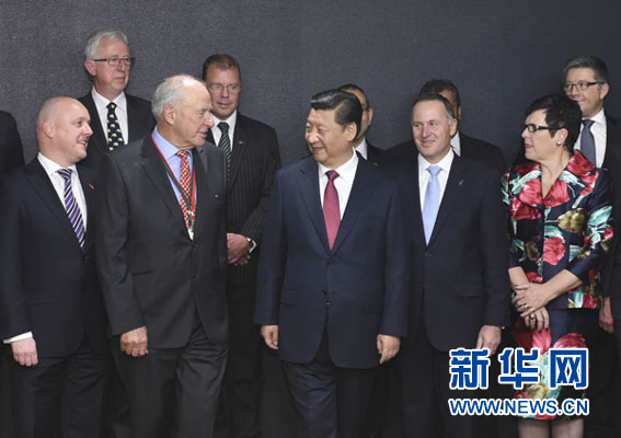 11月21日，中國國家主席習(xí)近平在奧克蘭和新西蘭總理約翰&middot;基共同出席中國－新西蘭市長論壇啟動儀式，并在啟動儀式后會見&ldquo;新中關(guān)系促進(jìn)委員會&rdquo;主要成員。新華社記者馬占成攝