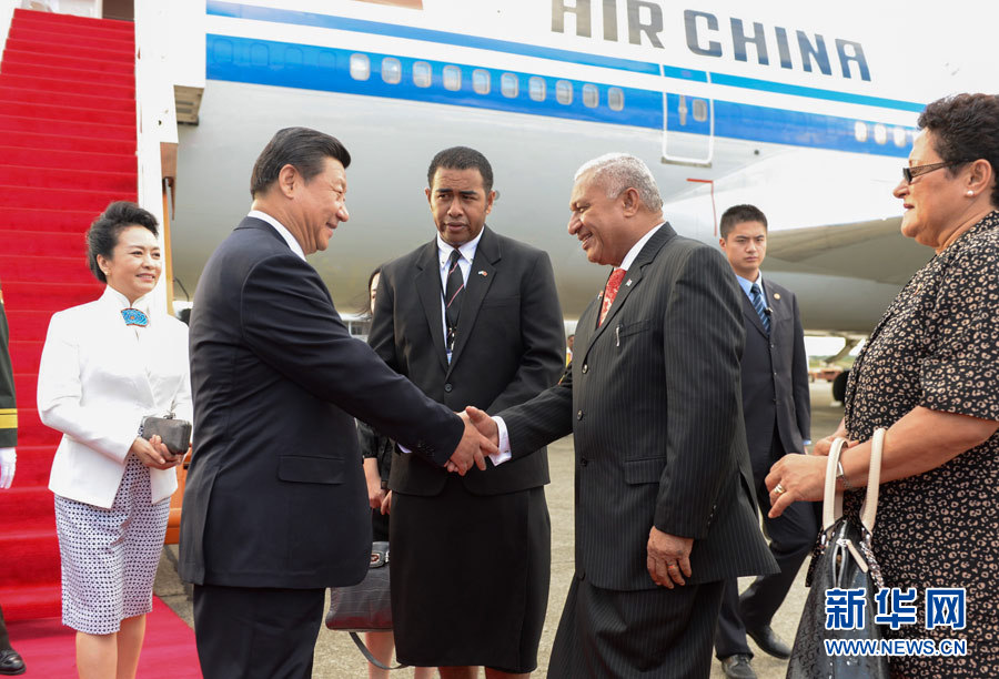 11月21日，國(guó)家主席習(xí)近平抵達(dá)楠迪，開始對(duì)斐濟(jì)進(jìn)行國(guó)事訪問并將同太平洋建交島國(guó)領(lǐng)導(dǎo)人舉行會(huì)晤。斐濟(jì)總理姆拜尼馬拉馬夫婦在舷梯旁迎接習(xí)近平和夫人彭麗媛。新華社記者李學(xué)仁攝 