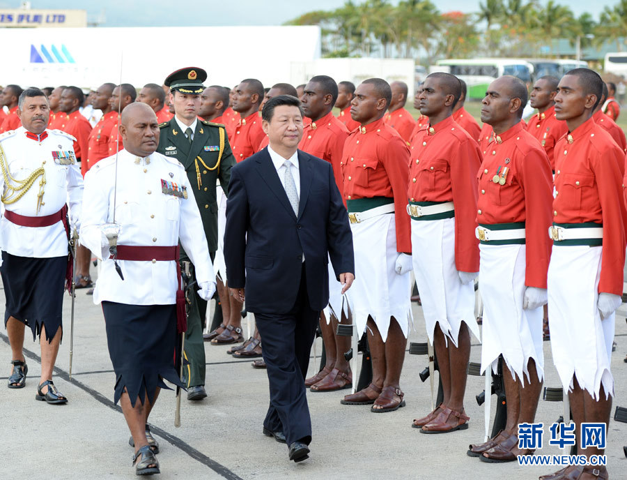 11月21日，國(guó)家主席習(xí)近平抵達(dá)楠迪，開始對(duì)斐濟(jì)進(jìn)行國(guó)事訪問并將同太平洋建交島國(guó)領(lǐng)導(dǎo)人舉行會(huì)晤。這是習(xí)近平主席在機(jī)場(chǎng)出席斐濟(jì)總理姆拜尼馬拉馬舉行的隆重歡迎儀式。 新華社記者馬占成攝 