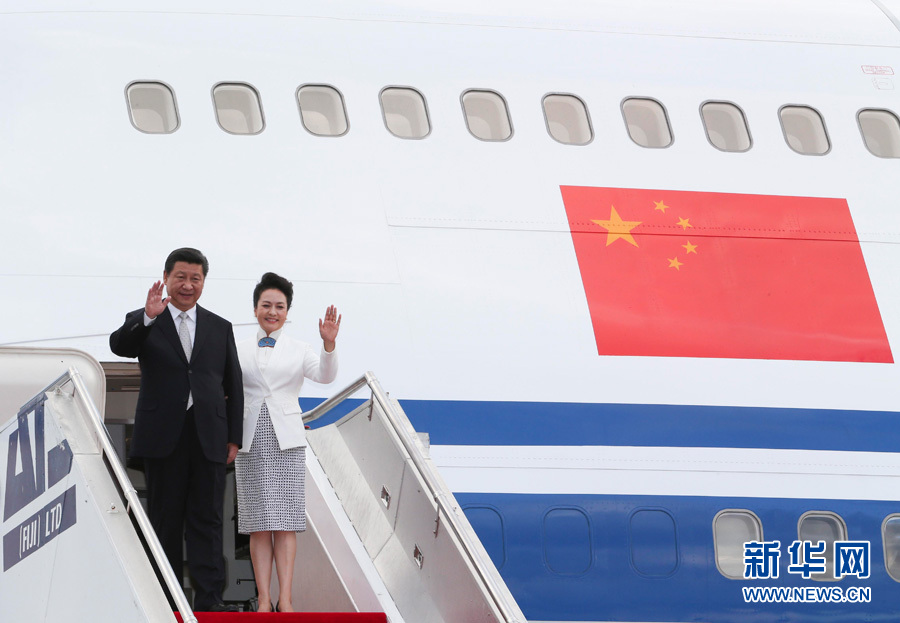 11月21日，國(guó)家主席習(xí)近平抵達(dá)楠迪，開始對(duì)斐濟(jì)進(jìn)行國(guó)事訪問并將同太平洋建交島國(guó)領(lǐng)導(dǎo)人舉行會(huì)晤。 這是習(xí)近平和夫人彭麗媛步出機(jī)艙。新華社記者丁林?jǐn)z 