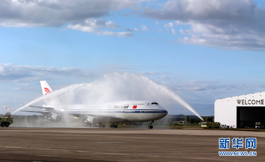  11月21日，國(guó)家主席習(xí)近平抵達(dá)楠迪，開始對(duì)斐濟(jì)進(jìn)行國(guó)事訪問并將同太平洋建交島國(guó)領(lǐng)導(dǎo)人舉行會(huì)晤。圖為習(xí)近平乘坐的專機(jī)在楠迪國(guó)際機(jī)場(chǎng)跑道上滑行穿過&ldquo;水門&rdquo;，這是當(dāng)?shù)亟o予最尊貴客人的禮遇，表達(dá)為客人&ldquo;洗塵&rdquo;。 新華社記者丁林?jǐn)z 