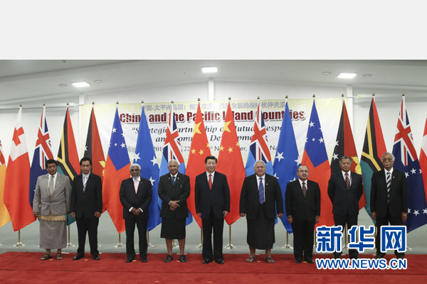 11月22日，國家主席習近平在楠迪同斐濟總理姆拜尼馬拉馬、密克羅尼西亞聯(lián)邦總統(tǒng)莫里、薩摩亞總理圖伊拉埃帕、巴布亞新幾內亞總理奧尼爾、瓦努阿圖總理納圖曼、庫克群島總理普納、湯加首相圖伊瓦卡諾、紐?？偫硭忍窖髰u國領導人舉行集體會晤。姚大偉攝