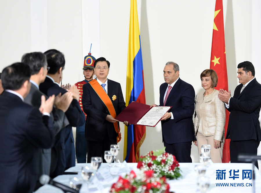 11月24日，正在哥倫比亞進行正式友好訪問的全國人大常委會委員長張德江在波哥大與哥倫比亞國會主席兼參議長納梅舉行會談。 新華社記者鞠鵬 攝