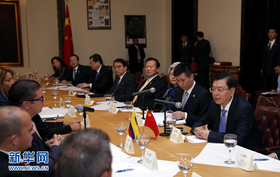 11月24日，正在哥倫比亞進行正式友好訪問的全國人大常委會委員長張德江在波哥大與哥倫比亞眾議長阿明舉行會談。 新華社記者 鞠鵬 攝 
