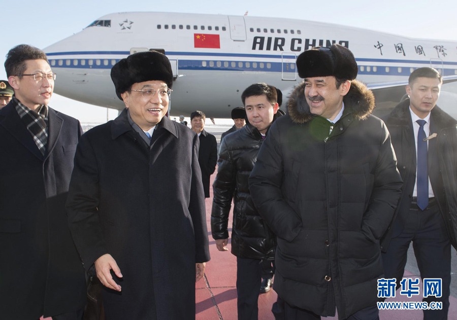  12月14日，應(yīng)哈薩克斯坦共和國(guó)總理馬西莫夫邀請(qǐng)，國(guó)務(wù)院總理李克強(qiáng)乘專(zhuān)機(jī)抵達(dá)阿斯塔納國(guó)際機(jī)場(chǎng)，開(kāi)始對(duì)哈薩克斯坦進(jìn)行正式訪(fǎng)問(wèn)，舉行中哈總理第二次定期會(huì)晤，并出席上海合作組織成員國(guó)政府首腦理事會(huì)第十三次會(huì)議。這是馬西莫夫到機(jī)場(chǎng)迎接李克強(qiáng)。新華社記者 黃敬文 攝 