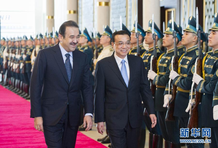 12月14日，應(yīng)哈薩克斯坦共和國(guó)總理馬西莫夫邀請(qǐng)，國(guó)務(wù)院總理李克強(qiáng)乘專(zhuān)機(jī)抵達(dá)阿斯塔納國(guó)際機(jī)場(chǎng)，開(kāi)始對(duì)哈薩克斯坦進(jìn)行正式訪(fǎng)問(wèn)，舉行中哈總理第二次定期會(huì)晤，并出席上海合作組織成員國(guó)政府首腦理事會(huì)第十三次會(huì)議。馬西莫夫到機(jī)場(chǎng)迎接李克強(qiáng)，并舉行隆重的歡迎儀式。新華社記者 黃敬文 攝