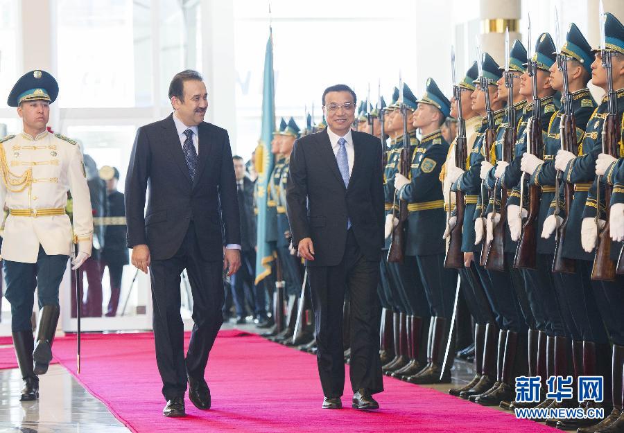 12月14日，應(yīng)哈薩克斯坦共和國(guó)總理馬西莫夫邀請(qǐng)，國(guó)務(wù)院總理李克強(qiáng)乘專(zhuān)機(jī)抵達(dá)阿斯塔納國(guó)際機(jī)場(chǎng)，開(kāi)始對(duì)哈薩克斯坦進(jìn)行正式訪(fǎng)問(wèn)，舉行中哈總理第二次定期會(huì)晤，并出席上海合作組織成員國(guó)政府首腦理事會(huì)第十三次會(huì)議。馬西莫夫到機(jī)場(chǎng)迎接李克強(qiáng)，并舉行隆重的歡迎儀式。新華社記者 黃敬文 攝