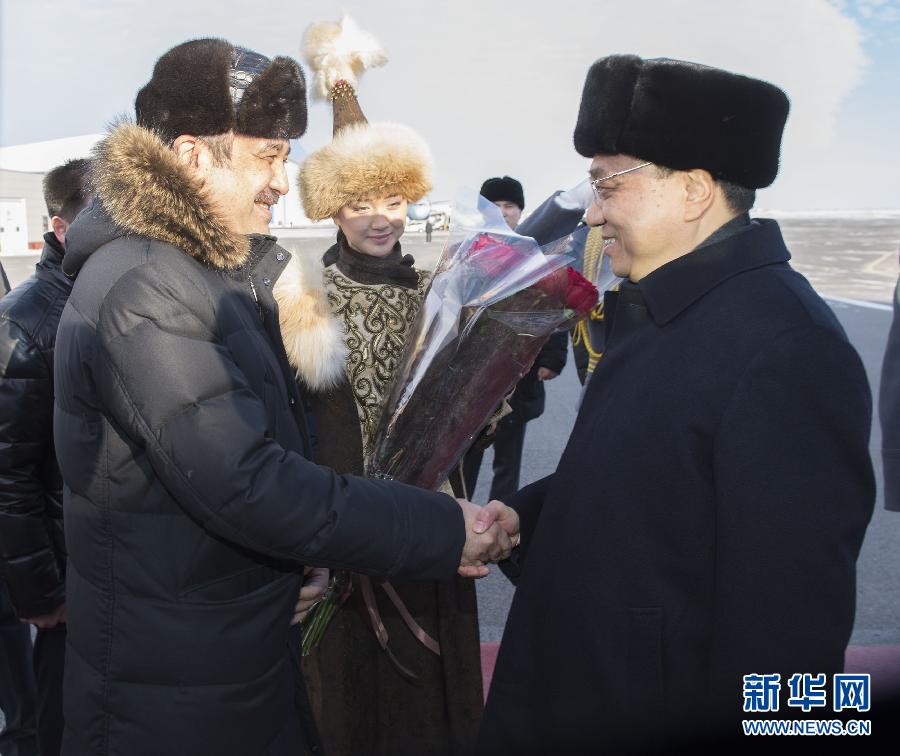 12月14日，應(yīng)哈薩克斯坦共和國(guó)總理馬西莫夫邀請(qǐng)，國(guó)務(wù)院總理李克強(qiáng)乘專(zhuān)機(jī)抵達(dá)阿斯塔納國(guó)際機(jī)場(chǎng)，開(kāi)始對(duì)哈薩克斯坦進(jìn)行正式訪(fǎng)問(wèn)，舉行中哈總理第二次定期會(huì)晤，并出席上海合作組織成員國(guó)政府首腦理事會(huì)第十三次會(huì)議。這是馬西莫夫到機(jī)場(chǎng)迎接李克強(qiáng)。新華社記者 黃敬文 攝