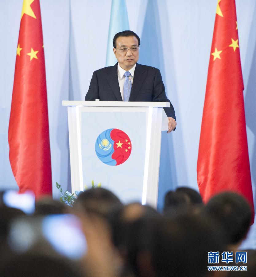  12月14日，國務院總理李克強在阿斯塔納同哈薩克斯坦總理馬西莫夫共同出席中哈企業(yè)家委員會第二次會議。這是李克強總理在會議上致辭。新華社記者 黃敬文 攝 