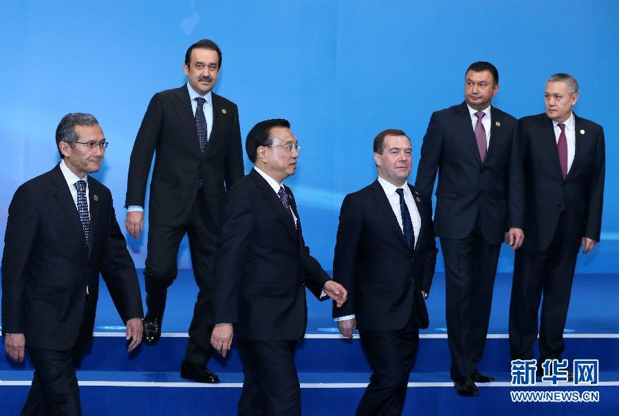 12月15日，中國(guó)國(guó)務(wù)院總理李克強(qiáng)在阿斯塔納出席上海合作組織成員國(guó)政府首腦理事會(huì)第十三次會(huì)議。這是與會(huì)領(lǐng)導(dǎo)人集體合影后走向會(huì)場(chǎng)。新華社記者 龐興雷 攝 