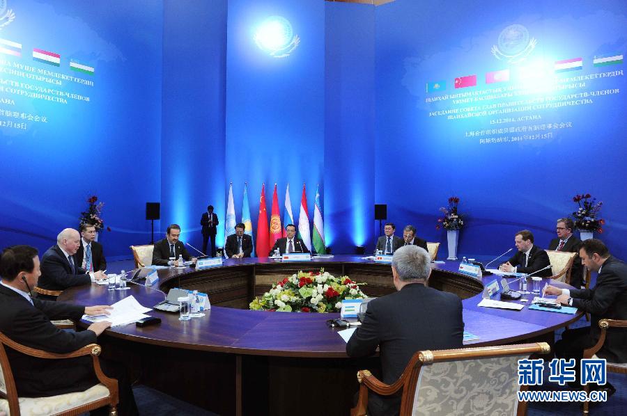 12月15日，中國(guó)國(guó)務(wù)院總理李克強(qiáng)在阿斯塔納出席上海合作組織成員國(guó)政府首腦理事會(huì)第十三次會(huì)議。 新華社記者 饒愛(ài)民 攝 