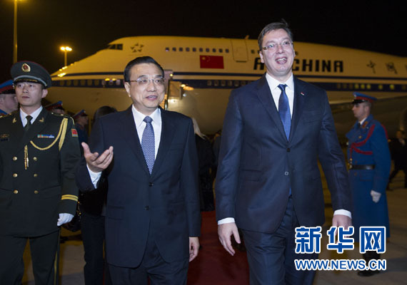 12月15日，國務(wù)院總理李克強(qiáng)抵達(dá)貝爾格萊德，出席中國－中東歐國家領(lǐng)導(dǎo)人會(huì)晤并正式訪問塞爾維亞，塞爾維亞總理武契奇到機(jī)場迎接。新華社記者 黃敬文 攝