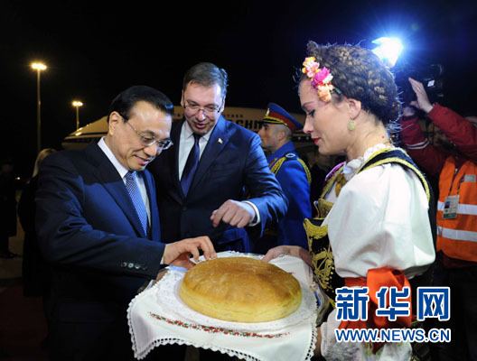 12月15日，國務(wù)院總理李克強(qiáng)抵達(dá)貝爾格萊德，出席中國－中東歐國家領(lǐng)導(dǎo)人會(huì)晤并正式訪問塞爾維亞，塞爾維亞總理武契奇到機(jī)場迎接。新華社記者 饒愛民 攝