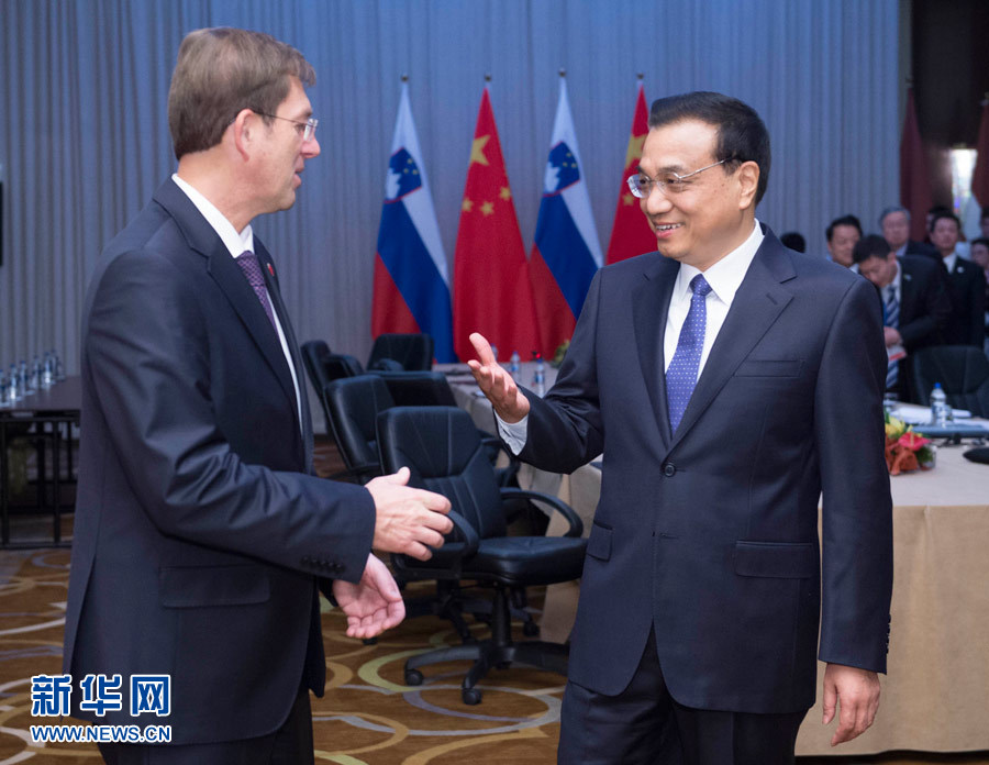 12月16日，中國國務(wù)院總理李克強(qiáng)在貝爾格萊德會見斯洛文尼亞總理采拉爾。 新華社記者黃敬文攝