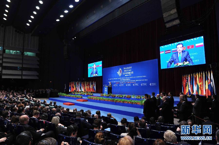 12月16日，國務(wù)院總理李克強(qiáng)在貝爾格萊德與中東歐國家領(lǐng)導(dǎo)人共同出席中國－中東歐國家第四屆經(jīng)貿(mào)論壇開幕式并致辭。 新華社記者 饒愛民攝 