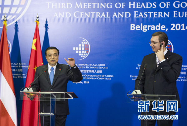 12月16日，國務院總理李克強在貝爾格萊德出席第三次中國-中東歐國家領導人會晤后，與塞爾維亞總理武契奇共同會見記者。 新華社記者黃敬文 攝