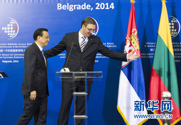 12月16日，國務院總理李克強在貝爾格萊德出席第三次中國-中東歐國家領導人會晤后，與塞爾維亞總理武契奇共同會見記者。 新華社記者黃敬文 攝