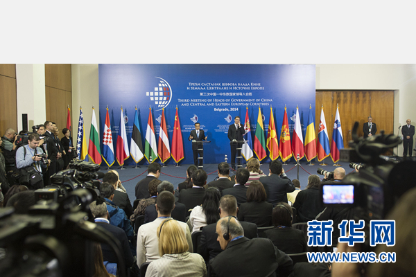 12月16日，國務院總理李克強在貝爾格萊德出席第三次中國-中東歐國家領導人會晤后，與塞爾維亞總理武契奇共同會見記者。 新華社記者黃敬文 攝