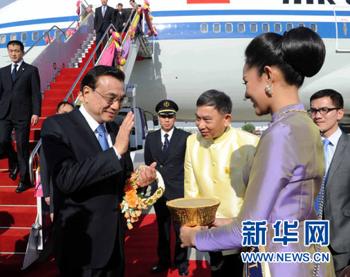 12月19日，中國國務(wù)院總理李克強(qiáng)抵達(dá)曼谷，出席大湄公河次區(qū)域經(jīng)濟(jì)合作領(lǐng)導(dǎo)人第五次會議。新華社記者饒愛民攝