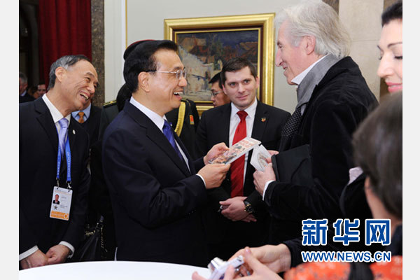 12月18日，中國國務(wù)院總理李克強(qiáng)在貝爾格萊德市政廳接受&ldquo;貝爾格萊德榮譽(yù)市民&rdquo;證書，塞爾維亞總理武契奇陪同出席。隨后，李克強(qiáng)同塞各界知名人士親切會見并互動交流。這是李克強(qiáng)同電影《瓦爾特保衛(wèi)薩拉熱窩》的演員薩馬爾季奇親切交談。新華社記者 饒愛民 攝