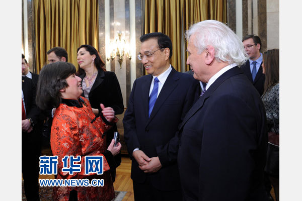 12月18日，中國國務(wù)院總理李克強(qiáng)在貝爾格萊德市政廳接受&ldquo;貝爾格萊德榮譽(yù)市民&rdquo;證書，塞爾維亞總理武契奇陪同出席。隨后，李克強(qiáng)同塞各界知名人士親切會見并互動交流。這是李克強(qiáng)同漢學(xué)家波普&mdash;采尼奇夫婦親切交談。新華社記者 饒愛民 攝