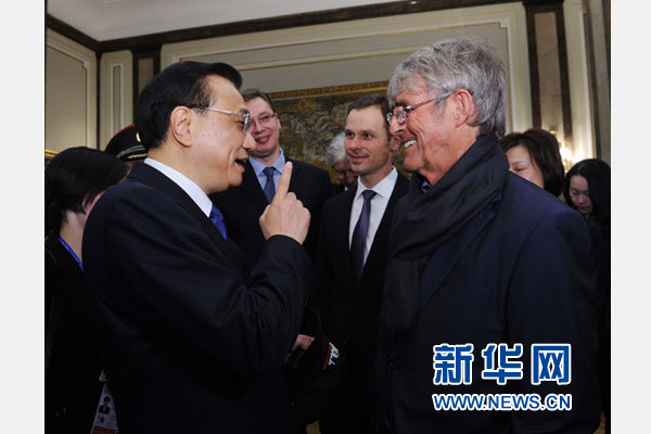 12月18日，中國國務(wù)院總理李克強(qiáng)在貝爾格萊德市政廳接受&ldquo;貝爾格萊德榮譽(yù)市民&rdquo;證書，塞爾維亞總理武契奇陪同出席。隨后，李克強(qiáng)同塞各界知名人士親切會見并互動交流。這是李克強(qiáng)同著名足球教練米盧蒂諾維奇親切交談。新華社記者 饒愛民 攝