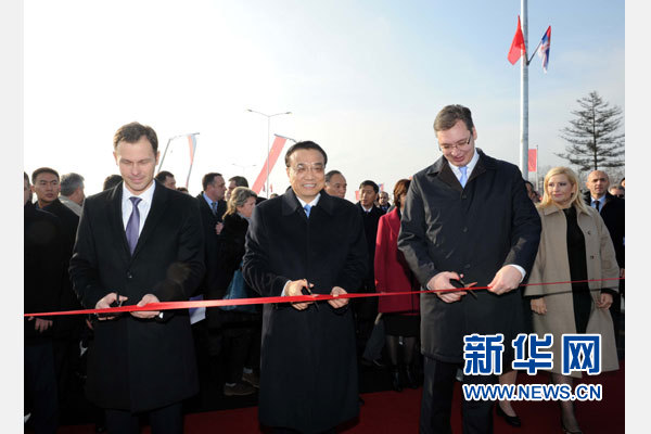 12月18日，中國(guó)國(guó)務(wù)院總理李克強(qiáng)在貝爾格萊德同塞爾維亞總理武契奇共同出席貝爾格萊德跨多瑙河大橋竣工儀式。這是李克強(qiáng)與武契奇為新建成的大橋剪彩。新華社記者 饒愛民 攝