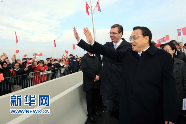 12月18日，中國(guó)國(guó)務(wù)院總理李克強(qiáng)在貝爾格萊德同塞爾維亞總理武契奇共同出席貝爾格萊德跨多瑙河大橋竣工儀式。這是李克強(qiáng)與武契奇在儀式現(xiàn)場(chǎng)向塞爾維亞群眾揮手致意。新華社記者 饒愛民 攝