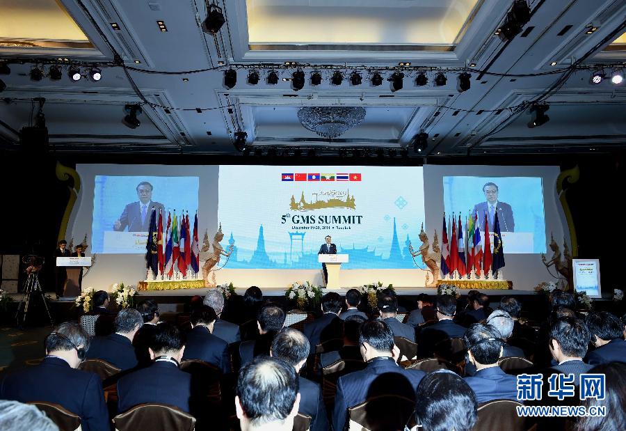 12月20日，中國國務(wù)院總理李克強(qiáng)在曼谷出席大湄公河次區(qū)域經(jīng)濟(jì)合作領(lǐng)導(dǎo)人第五次會議。這是李克強(qiáng)在開幕式上致辭。 新華社記者饒愛民攝 