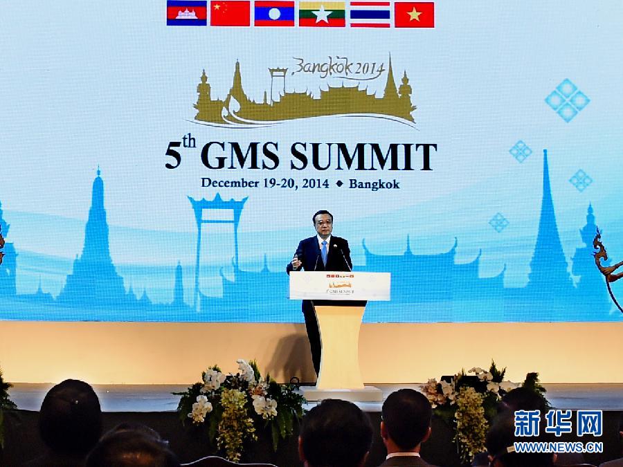 12月20日，國務(wù)院總理李克強(qiáng)在曼谷出席大湄公河次區(qū)域經(jīng)濟(jì)合作第五次領(lǐng)導(dǎo)人會(huì)議開幕式。 這是李克強(qiáng)在開幕式上發(fā)言。 新華社記者饒愛民攝 
