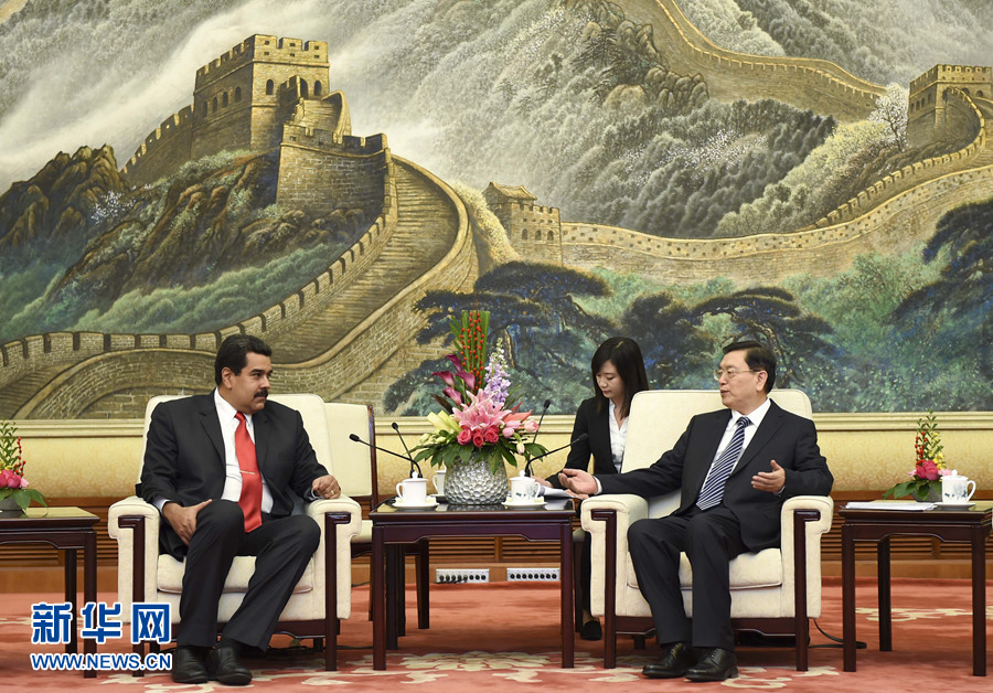 1月8日，全國人大常委會(huì)委員長張德江在北京人民大會(huì)堂會(huì)見委內(nèi)瑞拉總統(tǒng)馬杜羅。 新華社記者 張鐸 攝 