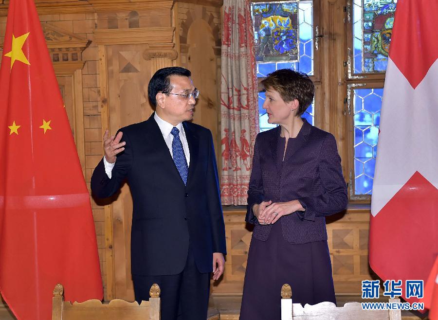 1月21日，國(guó)務(wù)院總理李克強(qiáng)在達(dá)沃斯同瑞士聯(lián)邦主席索馬魯加舉行會(huì)談。這是會(huì)談結(jié)束后，李克強(qiáng)與索馬魯加共同出席雙邊金融、食品、藥品、科研、人員往來等領(lǐng)域合作文件簽字儀式。新華社記者 李濤 攝