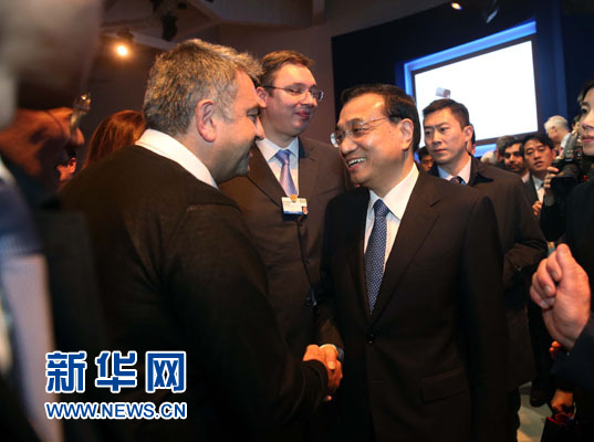 1月21日，中國(guó)國(guó)務(wù)院總理李克強(qiáng)在瑞士達(dá)沃斯舉行的世界經(jīng)濟(jì)論壇全會(huì)發(fā)表特別致辭并回答提問。這是李克強(qiáng)在致辭后同與會(huì)嘉賓親切交談。新華社記者 劉衛(wèi)兵 攝