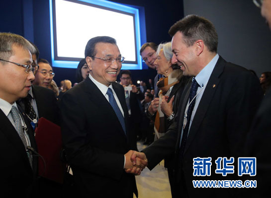 1月21日，中國(guó)國(guó)務(wù)院總理李克強(qiáng)在瑞士達(dá)沃斯舉行的世界經(jīng)濟(jì)論壇全會(huì)發(fā)表特別致辭并回答提問。這是李克強(qiáng)在致辭前同與會(huì)嘉賓親切交談。新華社記者 劉衛(wèi)兵 攝