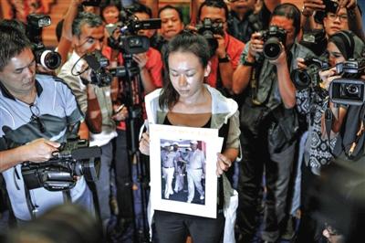 1月29日，在得知即將召開有關(guān)MH370的發(fā)布會后，一些乘客家屬成員到場。