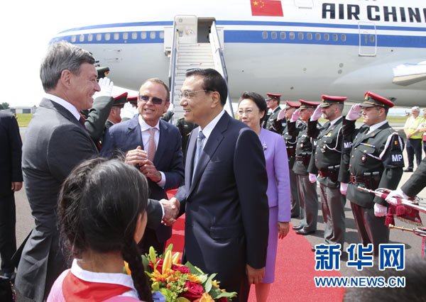 當(dāng)?shù)貢r(shí)間6月28日下午，經(jīng)中歐雙方商定，國(guó)務(wù)院總理李克強(qiáng)乘專機(jī)抵達(dá)比利時(shí)首都布魯塞爾，出席第十七次中國(guó)歐盟領(lǐng)導(dǎo)人會(huì)晤。李克強(qiáng)總理夫人程虹同機(jī)抵達(dá)。歐盟和比利時(shí)政府高級(jí)官員到阿貝拉格機(jī)場(chǎng)迎接。新華社記者 龐興雷 攝 